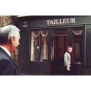 Aznavour devant sa boutique